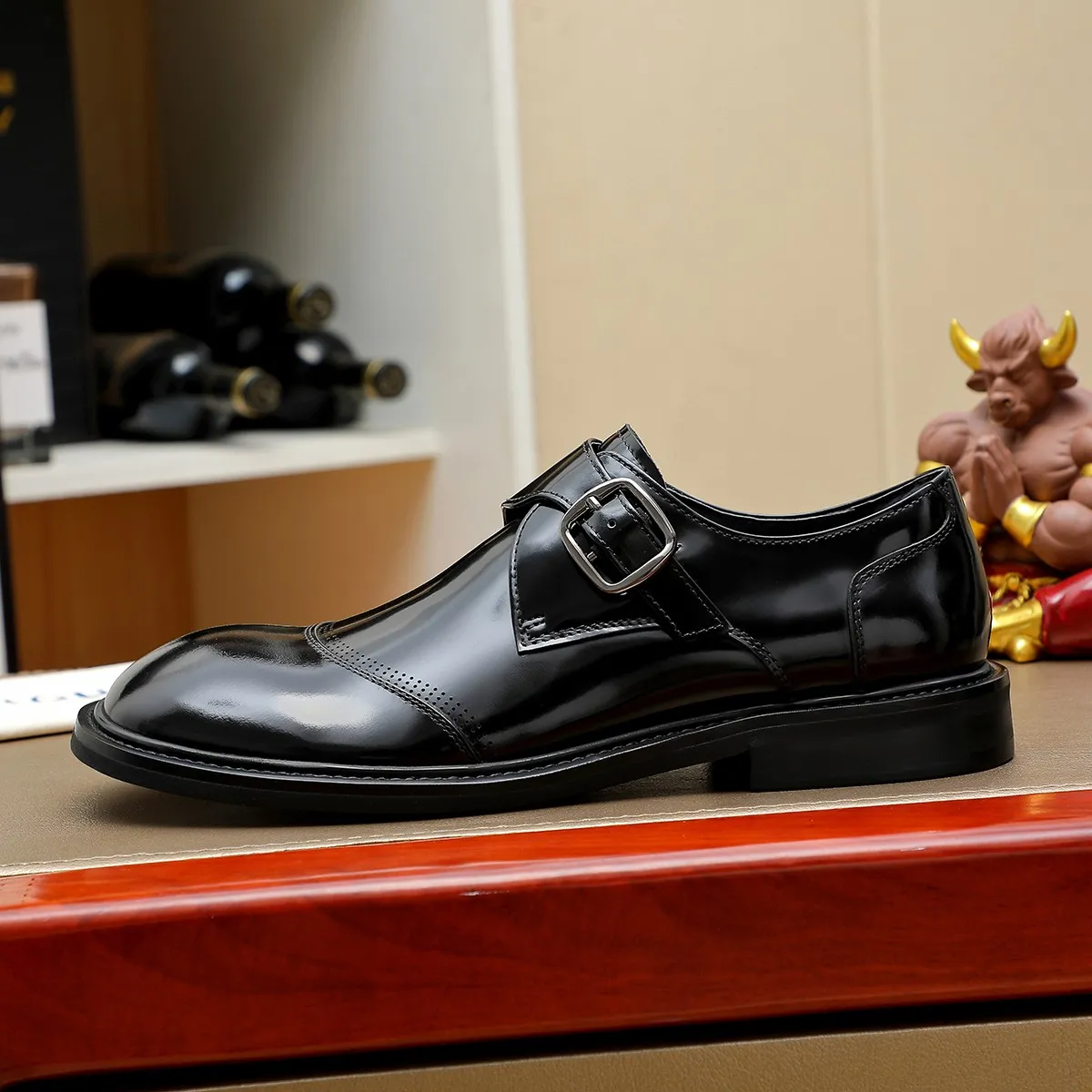 Men's shoes 💰620 💰 Louis Vuitton LV ® Autumn and Winter 🆕 models 🔛Full shoe counter First layer cowhide, 🐂leather lined casual shoes for men, super soft outsole, essential for driving. Counter synchronized original first layer cowhide completely 1:1 mold customization 🌹Top version, 2 colors available! Number: 38-45 (37.46. Customized)